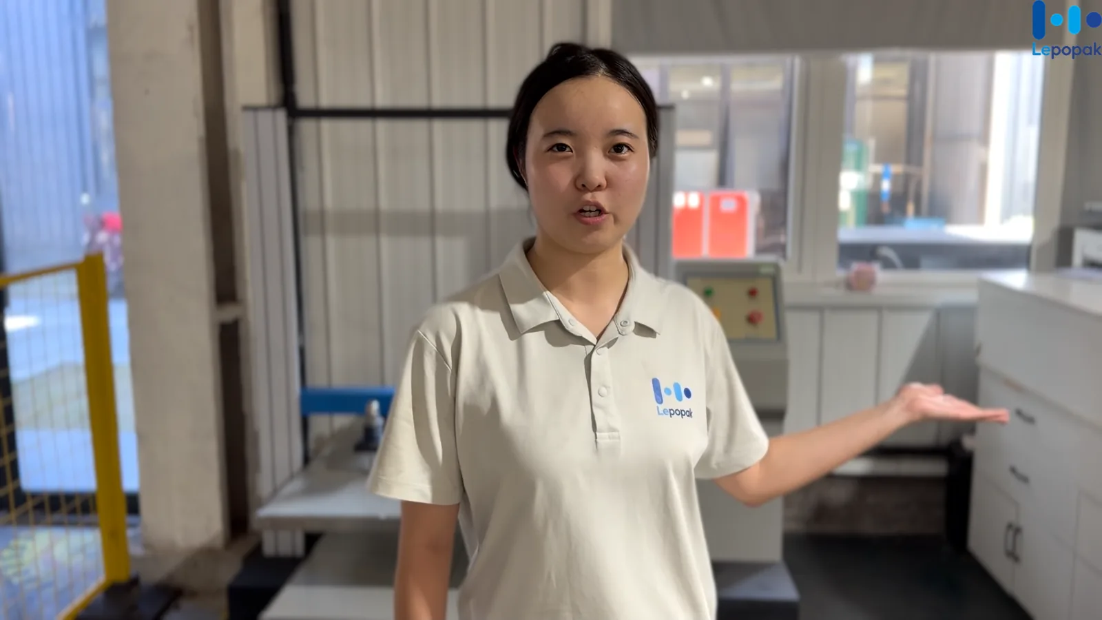 LePopak quality inspector introducing custom gift box material, compression and drop testing